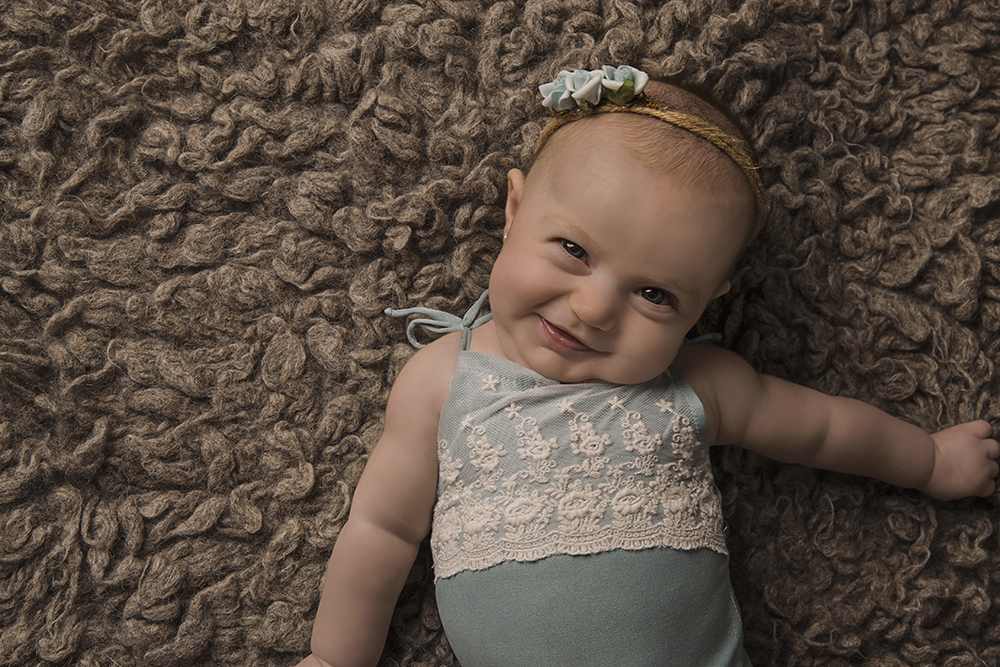 ensaio fotografico menina bebe infantil  book fotografia acompanhamento trimestral interno studio carrinho vintage retrô flores rio de janeiro niteroi são Gonçalo