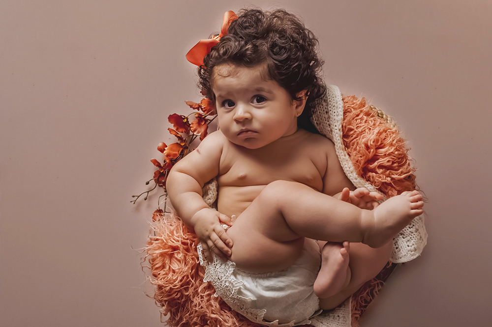 ensaio fotografico menina bebe infantil  book fotografia acompanhamento trimestral interno studio balde vermelho vinho flores rio de janeiro niteroi são Gonçalo Muriaé Itaperuna