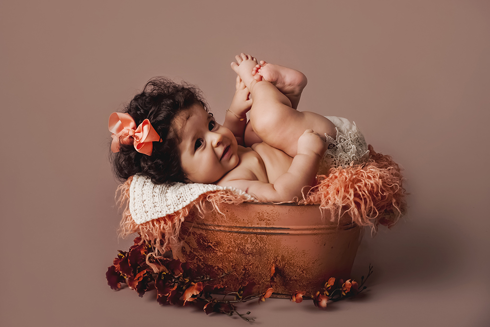 ensaio fotografico menina bebe infantil  book fotografia acompanhamento trimestral interno studio balde vermelho vinho flores rio de janeiro niteroi são Gonçalo Muriaé Itaperuna