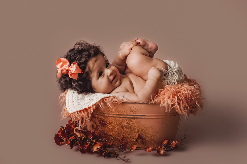 ensaio fotografico menina bebe infantil  book fotografia acompanhamento trimestral interno studio balde vermelho vinho flores rio de janeiro niteroi são Gonçalo Muriaé Itaperuna