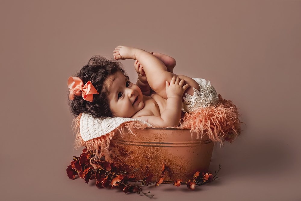 ensaio fotografico menina bebe infantil  book fotografia acompanhamento trimestral interno studio balde vermelho vinho flores rio de janeiro niteroi são Gonçalo Muriaé Itaperuna