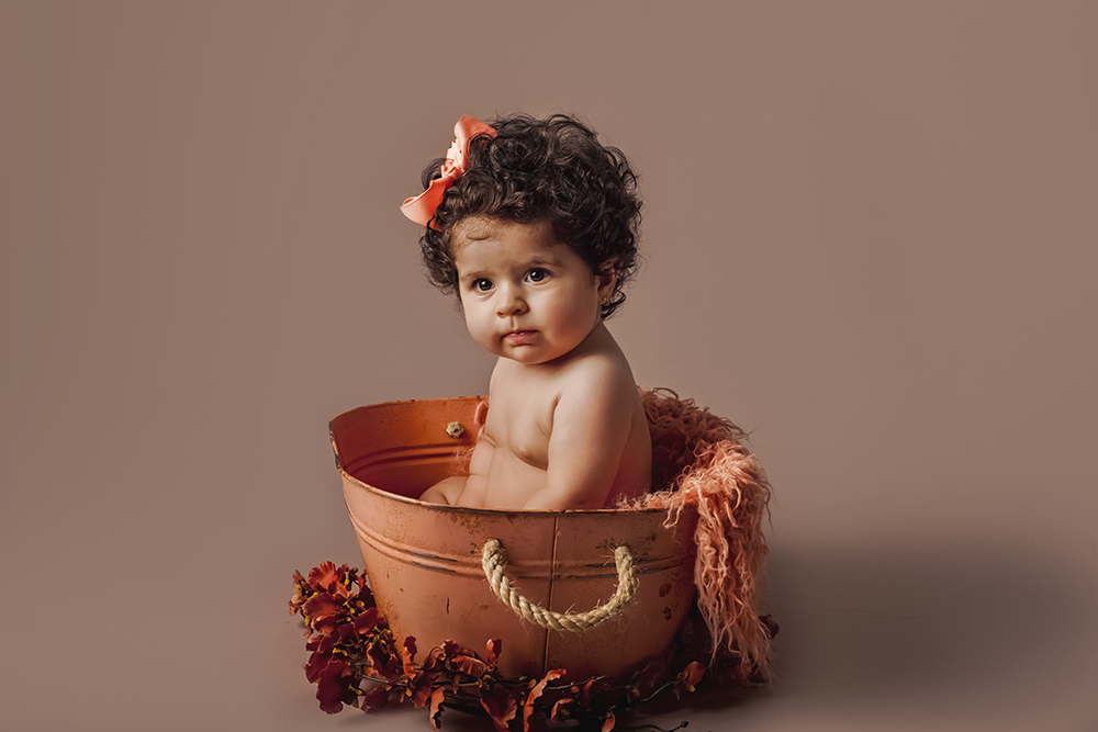 ensaio fotografico menina bebe infantil  book fotografia acompanhamento trimestral interno studio balde vermelho vinho flores rio de janeiro niteroi são Gonçalo Muriaé Itaperuna