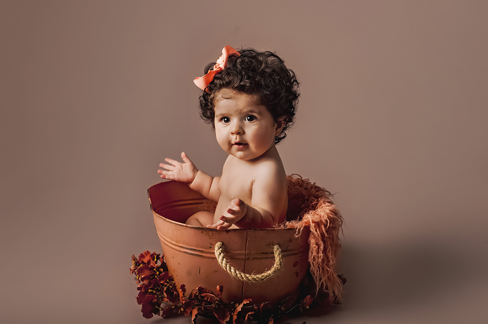 ensaio fotografico menina bebe infantil  book fotografia acompanhamento trimestral interno studio balde vermelho vinho flores rio de janeiro niteroi são Gonçalo Muriaé Itaperuna