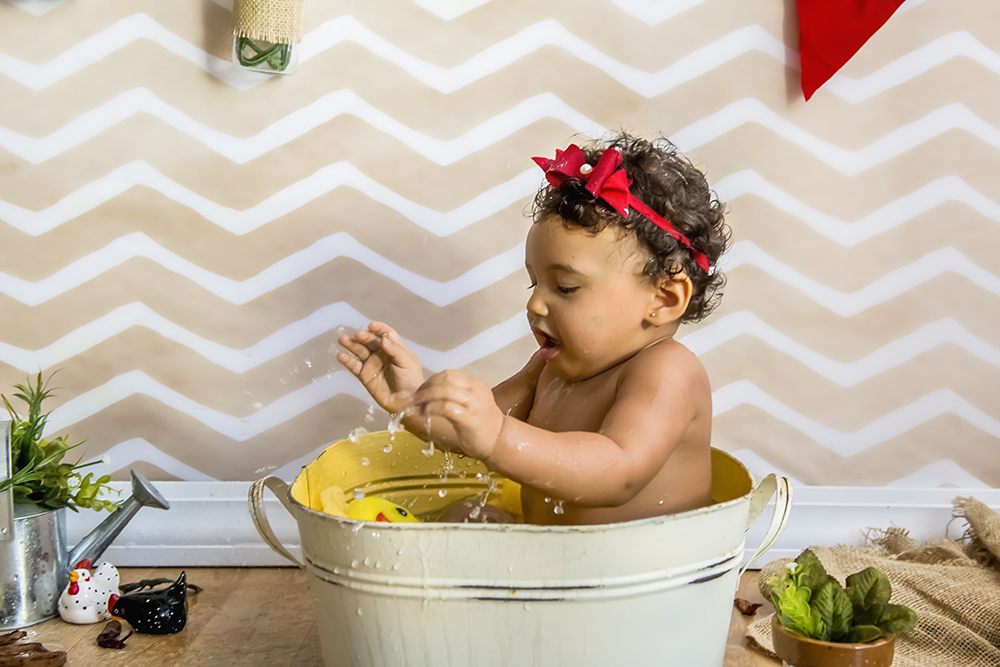 Ensaio smash the cake, ensaio bebê, fotógrafa em Niterói, smash the cake Niterói, smash the cake Rio de Janeiro, smash the cake São Goncalo, smash the cake temático, nossa casa petit, ensaio fotográfico, sessão fotográfica, galinha pintadinha, splash