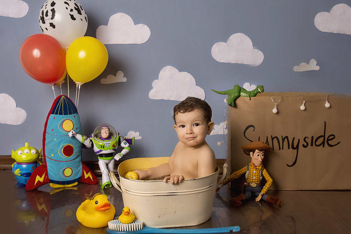 Ensaio smash the cake, ensaio bebê, fotógrafa em Niterói, smash the cake Niterói, smash the cake Rio de Janeiro, smash the cake São Goncalo, smash the cake temático, nossa casa petit, ensaio fotográfico, sessão fotográfica, toy story, splash