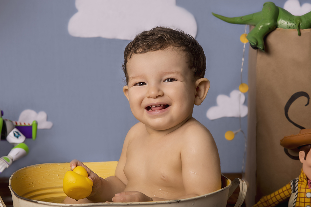 Ensaio smash the cake, ensaio bebê, fotógrafa em Niterói, smash the cake Niterói, smash the cake Rio de Janeiro, smash the cake São Goncalo, smash the cake temático, nossa casa petit, ensaio fotográfico, sessão fotográfica, toy story, splash