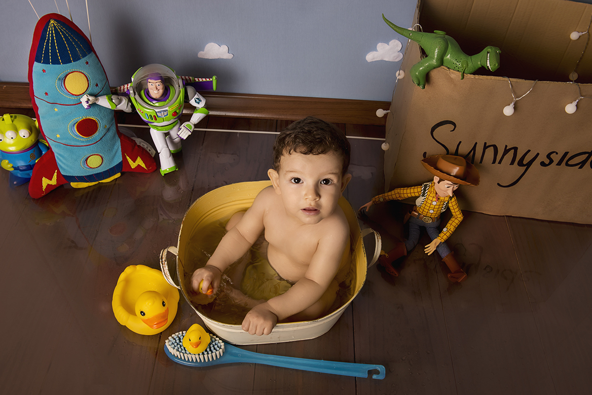 Ensaio smash the cake, ensaio bebê, fotógrafa em Niterói, smash the cake Niterói, smash the cake Rio de Janeiro, smash the cake São Goncalo, smash the cake temático, nossa casa petit, ensaio fotográfico, sessão fotográfica, toy story, splash