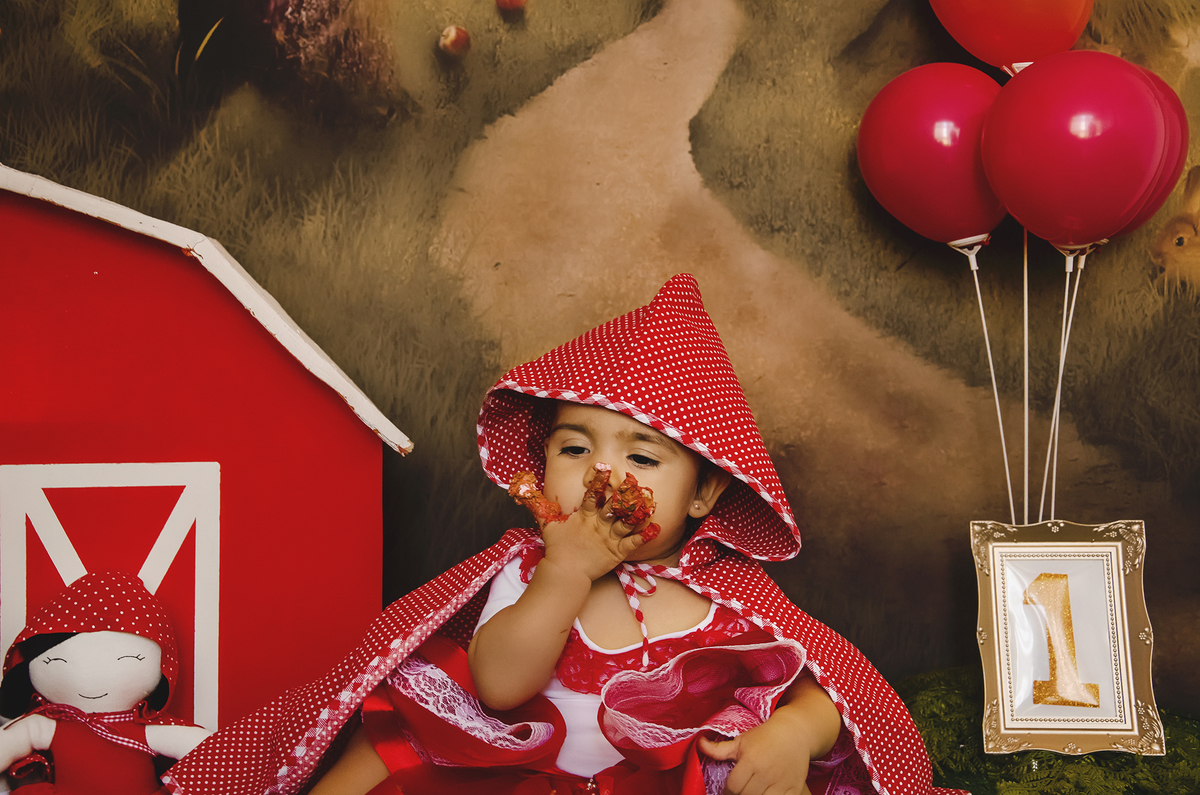 Ensaio smash the cake, ensaio bebê, fotógrafa em Niterói, smash the cake Niterói, smash the cake Rio de Janeiro, smash the cake São Goncalo, smash the cake temático, nossa casa petit, ensaio fotográfico, sessão fotográfica, chapeuzinho vermelho, splash