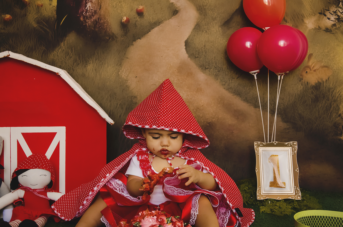Ensaio smash the cake, ensaio bebê, fotógrafa em Niterói, smash the cake Niterói, smash the cake Rio de Janeiro, smash the cake São Goncalo, smash the cake temático, nossa casa petit, ensaio fotográfico, sessão fotográfica, chapeuzinho vermelho, splash