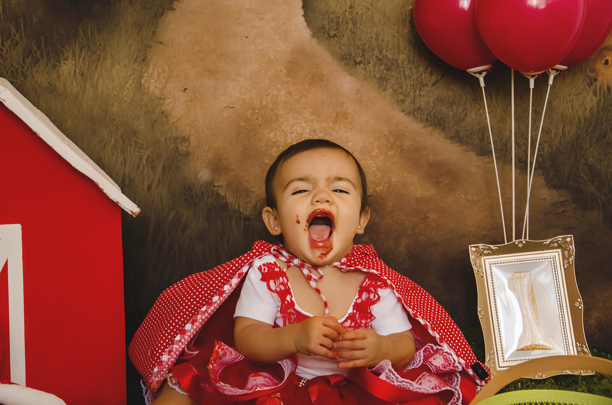 Ensaio smash the cake, ensaio bebê, fotógrafa em Niterói, smash the cake Niterói, smash the cake Rio de Janeiro, smash the cake São Goncalo, smash the cake temático, nossa casa petit, ensaio fotográfico, sessão fotográfica, chapeuzinho vermelho, splash
