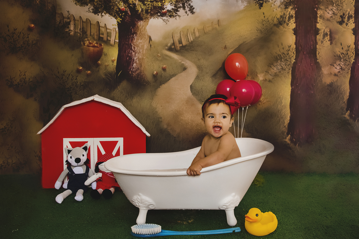 Ensaio smash the cake, ensaio bebê, fotógrafa em Niterói, smash the cake Niterói, smash the cake Rio de Janeiro, smash the cake São Goncalo, smash the cake temático, nossa casa petit, ensaio fotográfico, sessão fotográfica, chapeuzinho vermelho, splash