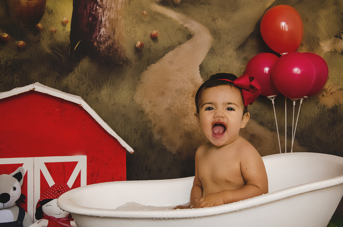 Ensaio smash the cake, ensaio bebê, fotógrafa em Niterói, smash the cake Niterói, smash the cake Rio de Janeiro, smash the cake São Goncalo, smash the cake temático, nossa casa petit, ensaio fotográfico, sessão fotográfica, chapeuzinho vermelho, splash