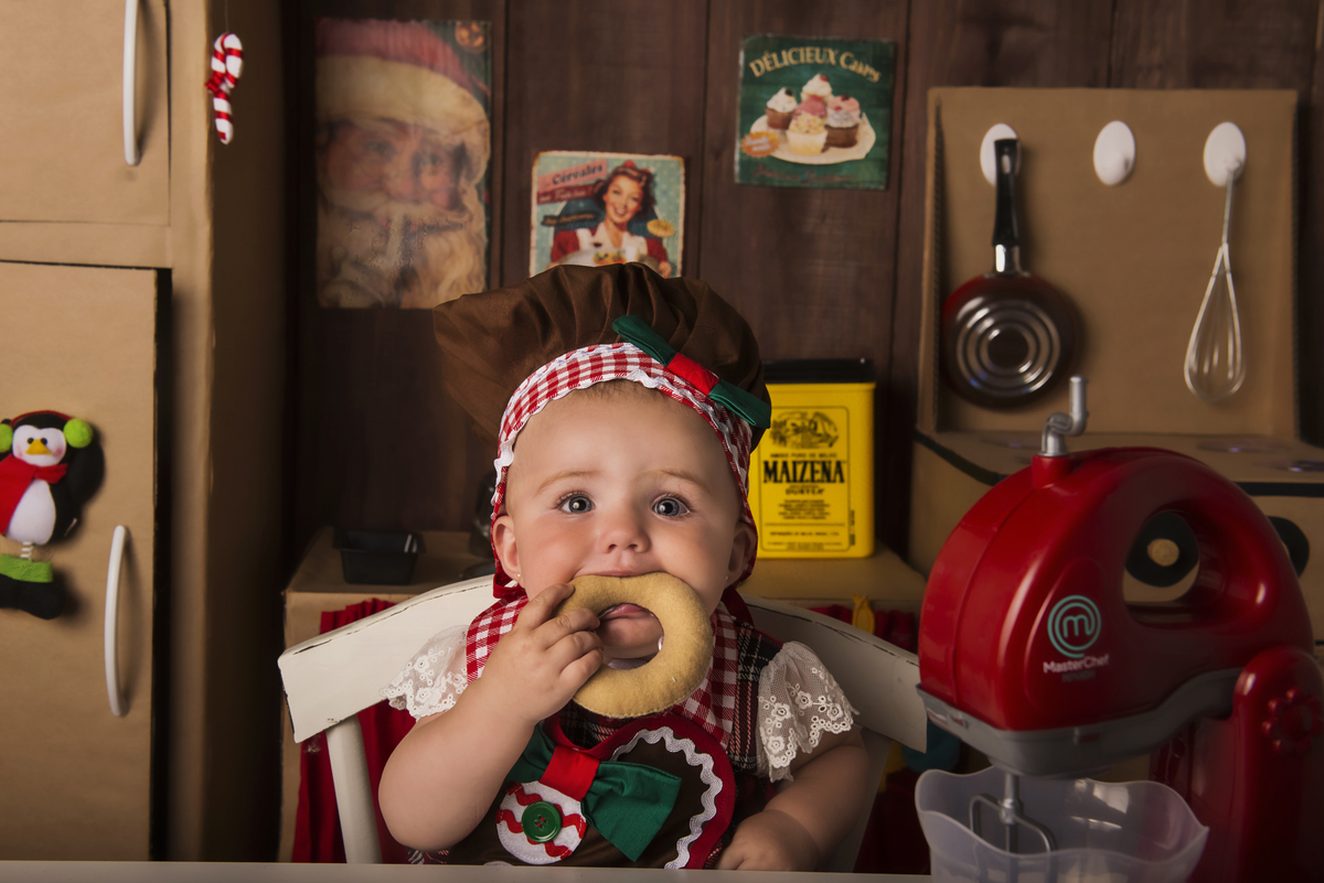 
Ensaio fotográfico de Natal com roupas temáticas com crianças brincando de serem chefs de cozinha cenário temático de natal de cozinha com papai noel e comidas mini cozinha para crianças e bebês
