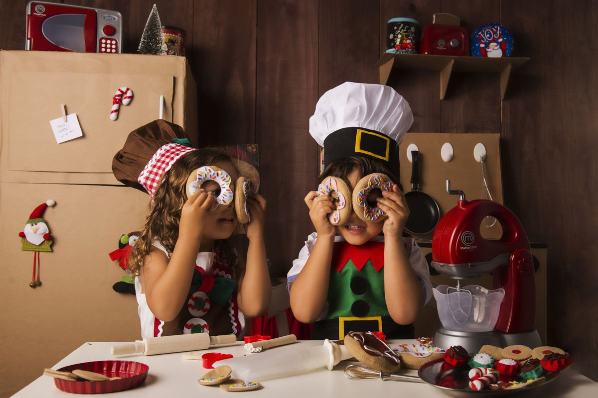 
Ensaio fotográfico de Natal com roupas temáticas com crianças brincando de serem chefs de cozinha cenário temático de natal de cozinha com papai noel e comidas mini cozinha para crianças e bebês
