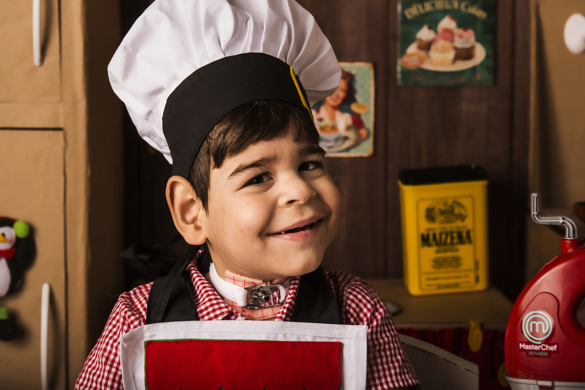 
Ensaio fotográfico de Natal com roupas temáticas com crianças brincando de serem chefs de cozinha cenário temático de natal de cozinha com papai noel e comidas mini cozinha para crianças e bebês
