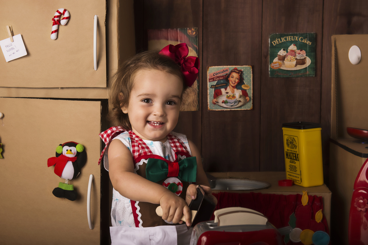 
Ensaio fotográfico de Natal com roupas temáticas com crianças brincando de serem chefs de cozinha cenário temático de natal de cozinha com papai noel e comidas mini cozinha para crianças e bebês
