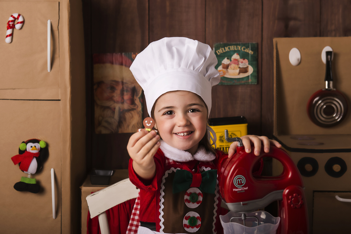 
Ensaio fotográfico de Natal com roupas temáticas com crianças brincando de serem chefs de cozinha cenário temático de natal de cozinha com papai noel e comidas mini cozinha para crianças e bebês
