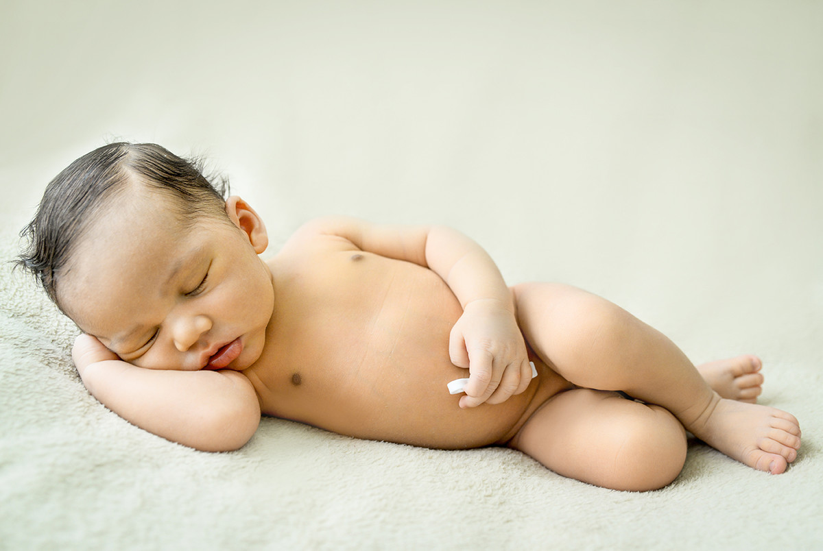 ensaio fotográfico newborn menina bebe recém nascida book fotográfico fotografia estúdio rio de janeiro niteroi são Gonçalo pose sonequinha cordão umbilical