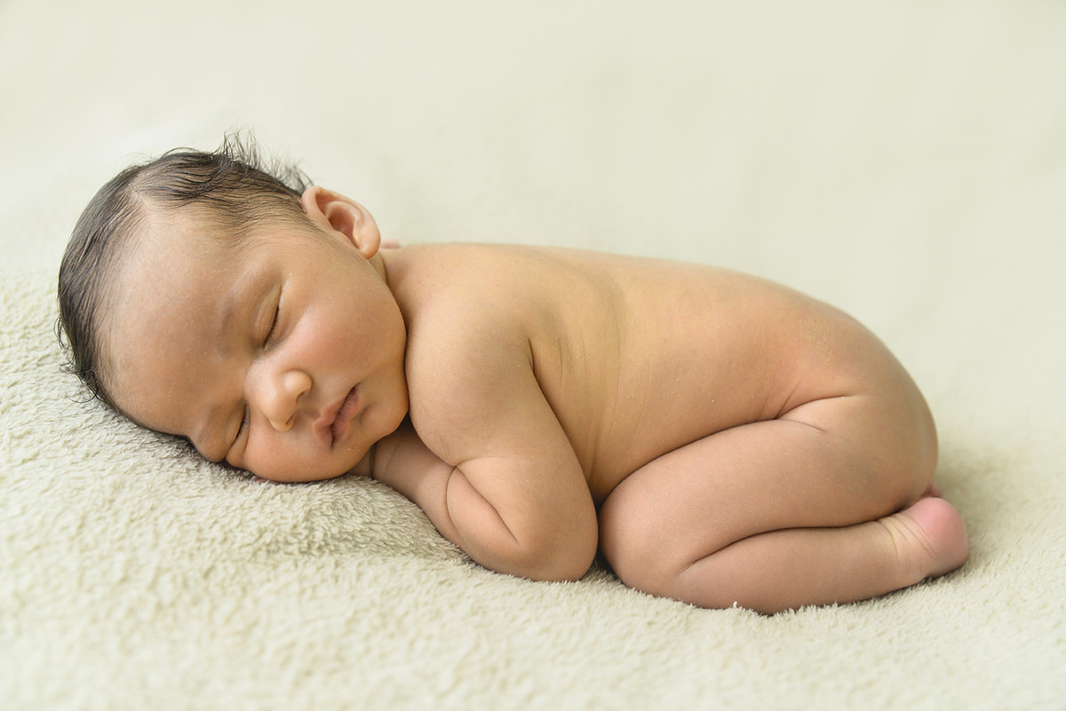 ensaio fotográfico newborn menina bebe recém nascida book fotográfico fotografia estúdio rio de janeiro niteroi são Gonçalo pose bundinha