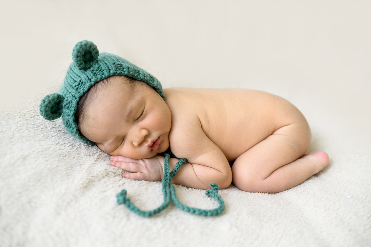 ensaio fotográfico newborn menina bebe recém nascida book fotográfico fotografia estúdio rio de janeiro niteroi são Gonçalo pose bundinha touquinha ursinho