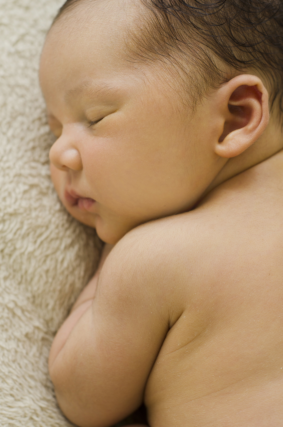 ensaio fotográfico newborn menina bebe recém nascida book fotográfico fotografia estúdio rio de janeiro niteroi são Gonçalo pose perfil detalhe