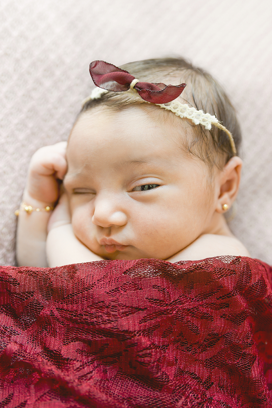 ensaio fotográfico newborn menina bebe recém nascida book fotográfico fotografia estúdio rio de janeiro niteroi são Gonçalo pose sonequinha olhar 43