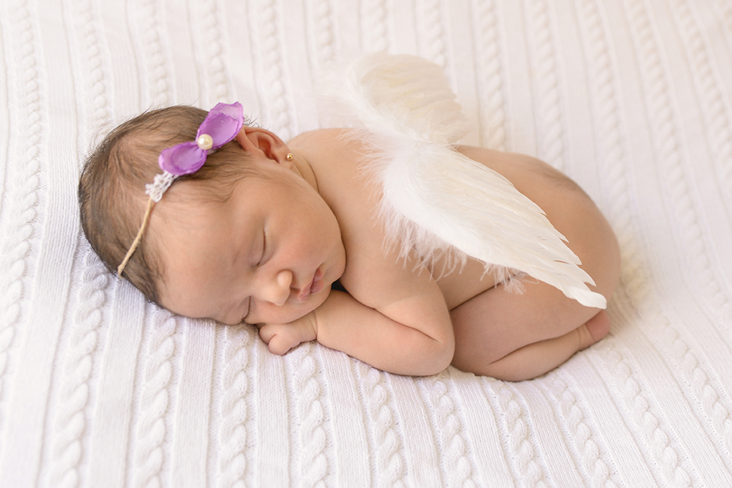ensaio fotográfico newborn menina bebe recém nascida book fotográfico fotografia estúdio rio de janeiro niteroi são Gonçalo pose bundinha com asas anjinho