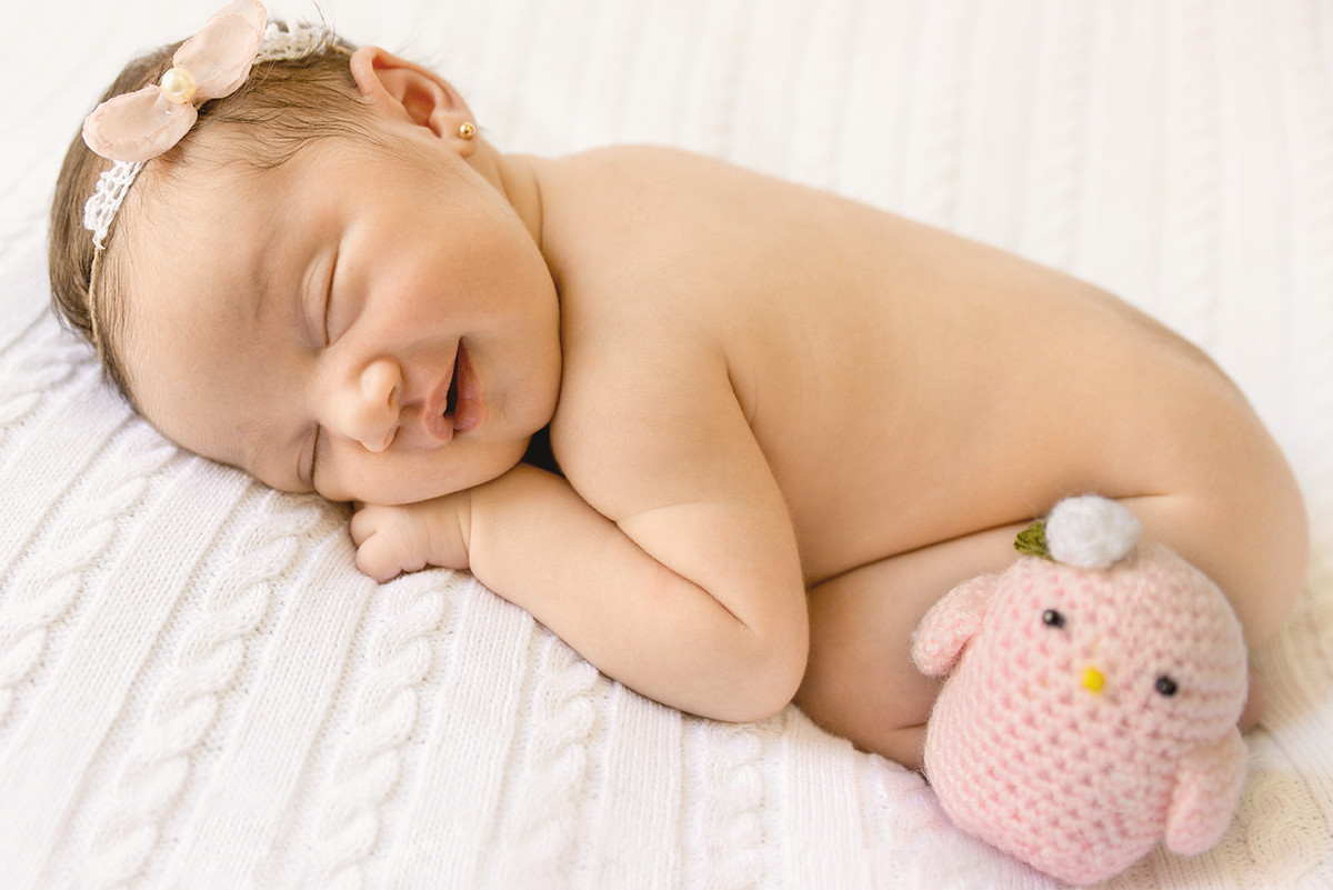 ensaio fotográfico newborn menina bebe recém nascida book fotográfico fotografia estúdio rio de janeiro niteroi são Gonçalo pose bundinha