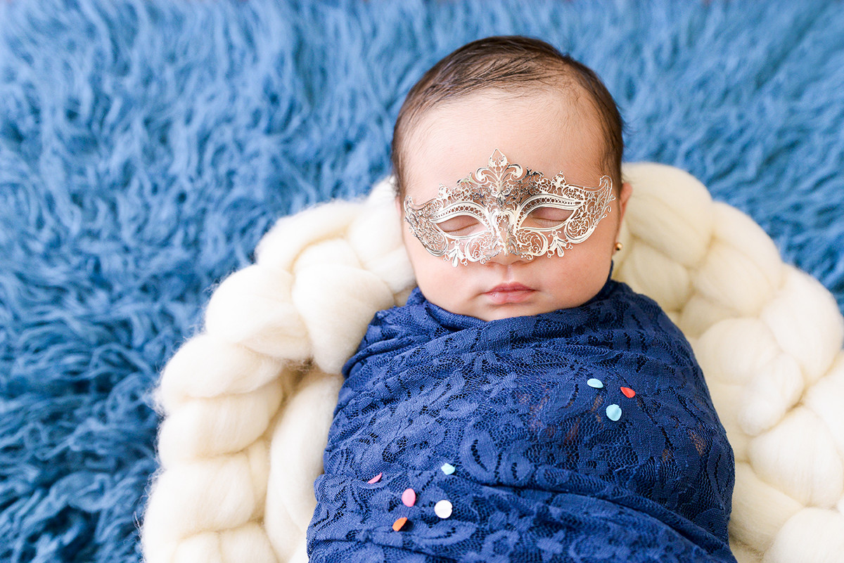 ensaio fotográfico newborn menina bebe recém nascida book fotográfico fotografia estúdio rio de janeiro niteroi são Gonçalo pose casulinho máscara carnaval