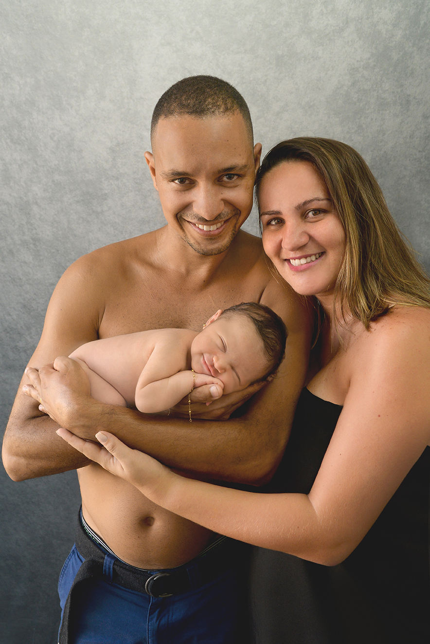 ensaio fotográfico newborn menina bebe recém nascida book fotográfico fotografia estúdio rio de janeiro niteroi são Gonçalo pose sonquinha com papai e mamãe