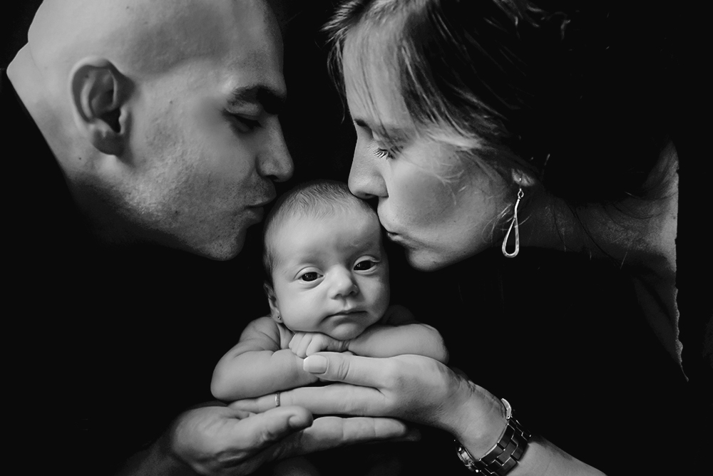 ensaio fotográfico newborn menina bebe recém nascida foto com pais book fotográfico fotografia estúdio rio de janeiro niteroi são Gonçalo pose bracinho com papai e mamãe