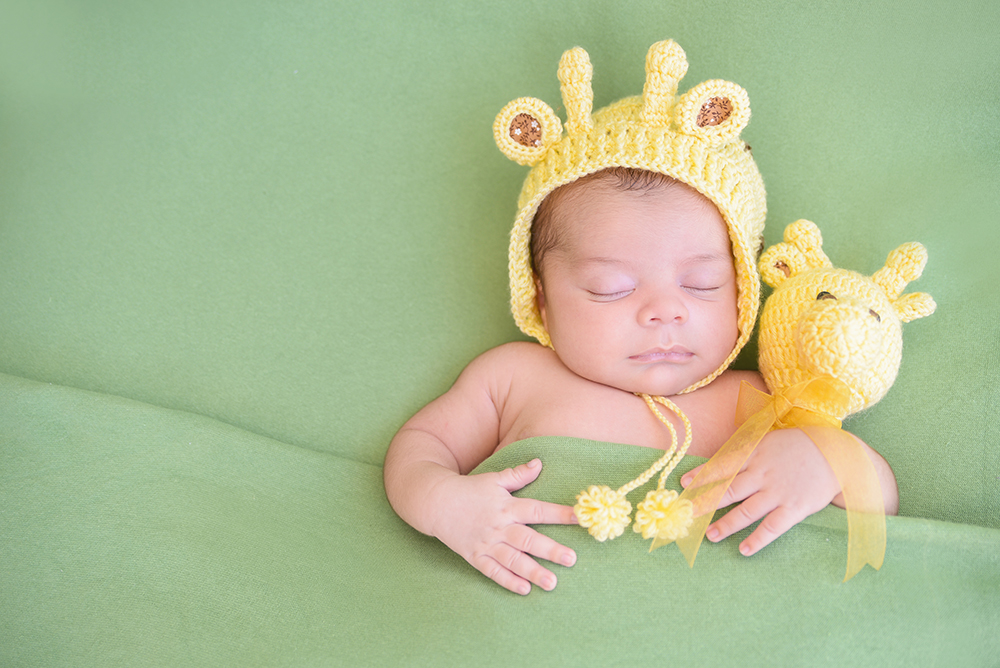 ensaio fotográfico newborn domiciliar menino bebe recém nascido book fotográfico fotografia  rio de janeiro niteroi são Gonçalo pose dorminhoco com touquinha