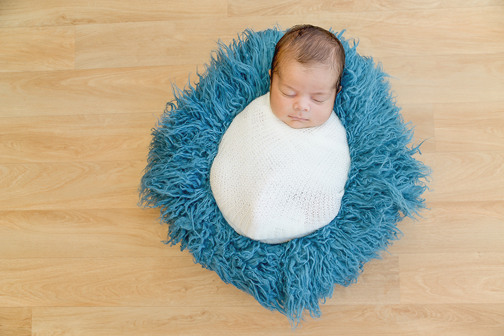 ensaio fotográfico newborn domiciliar menino bebe recém nascido book fotográfico fotografia  rio de janeiro niteroi são Gonçalo pose casulinho
