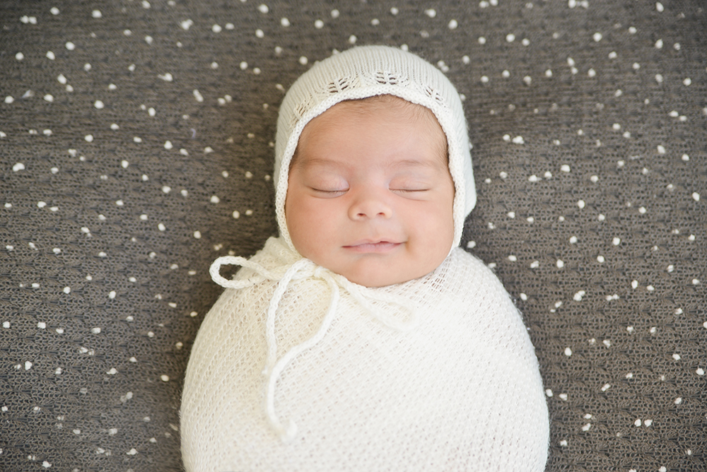 ensaio fotográfico newborn domiciliar menino bebe recém nascido book fotográfico fotografia  rio de janeiro niteroi são Gonçalo pose casulinho detalhe