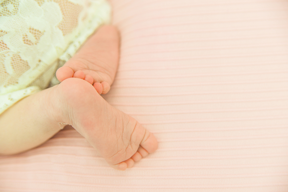 ensaio fotográfico newborn menina bebe recém nascida book fotográfico fotografia estúdio rio de janeiro niteroi são Gonçalo detalhe pé