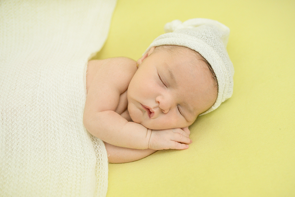 ensaio fotográfico newborn menina bebe recém nascida book fotográfico fotografia estúdio rio de janeiro niteroi são Gonçalo pose sonequinha com coberta e touquinha