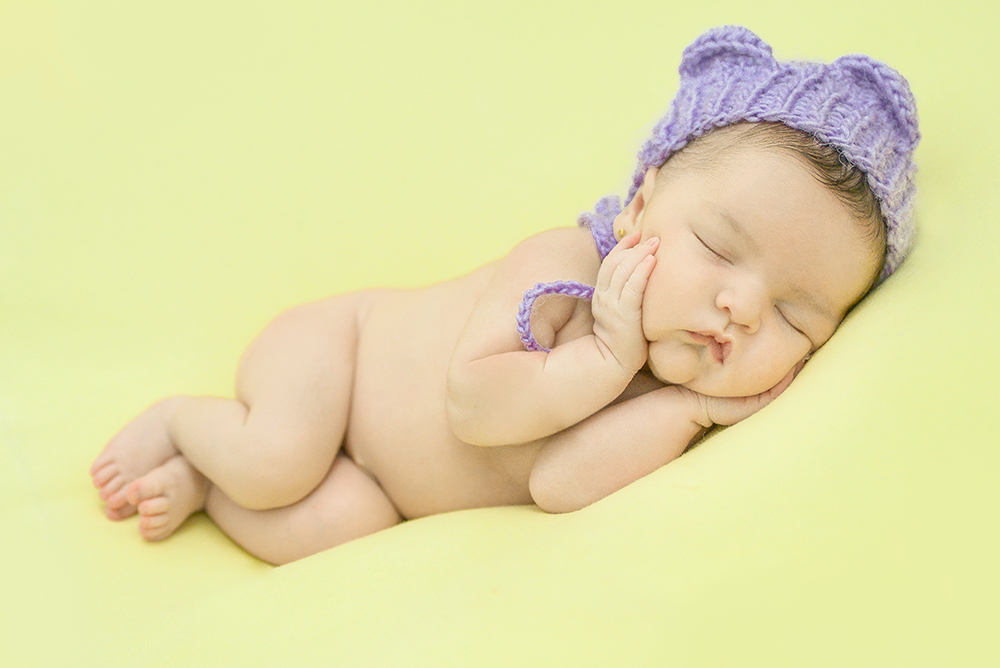 ensaio fotográfico newborn menina bebe recém nascida book fotográfico fotografia estúdio rio de janeiro niteroi são Gonçalo pose musa com touquinha
