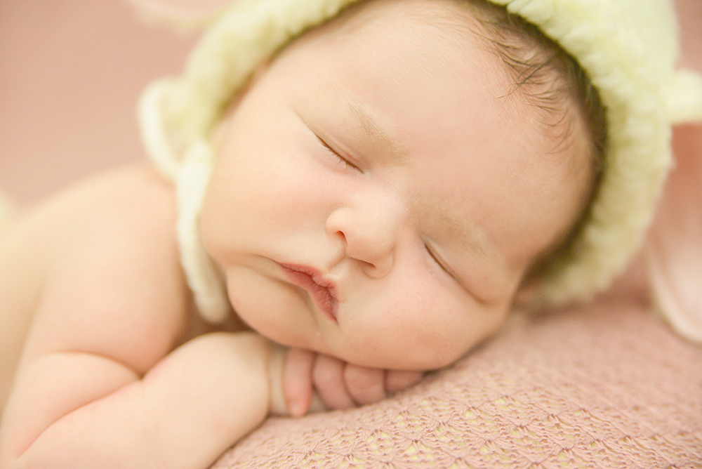 ensaio fotográfico newborn menina bebe recém nascida book fotográfico fotografia estúdio rio de janeiro niteroi são Gonçalo detalhe
