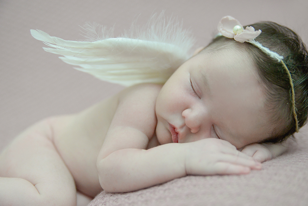 ensaio fotográfico newborn menina bebe recém nascida book fotográfico fotografia estúdio rio de janeiro niteroi são Gonçalo detalhe com asa