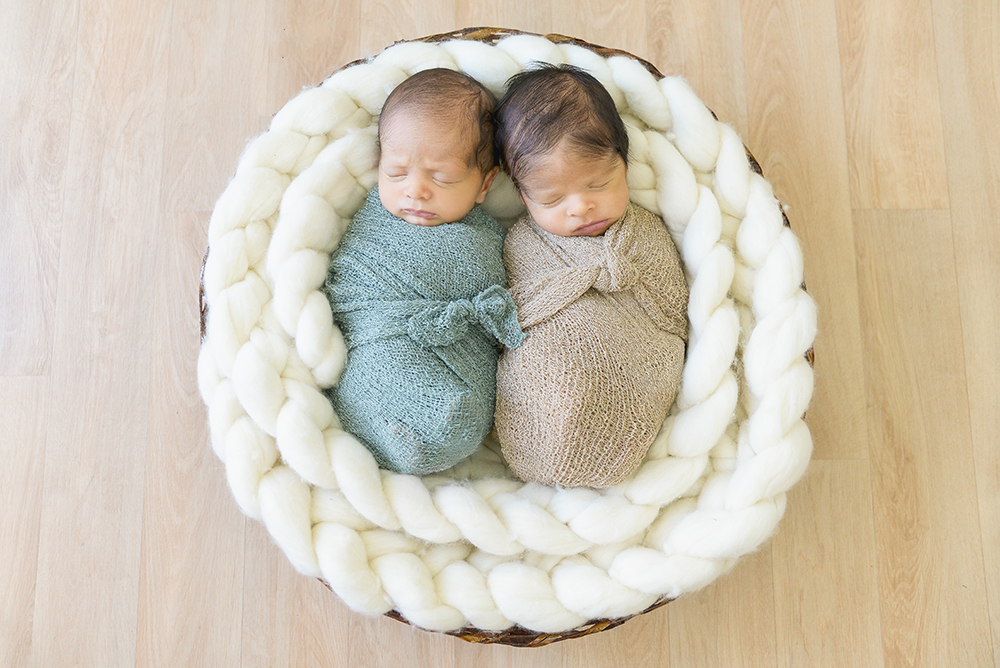ensaio fotográfico newborn bebe gêmeos recém nascidos book fotográfico fotografia estúdio rio de janeiro niteroi são Gonçalo pose casulinho com meu irmão