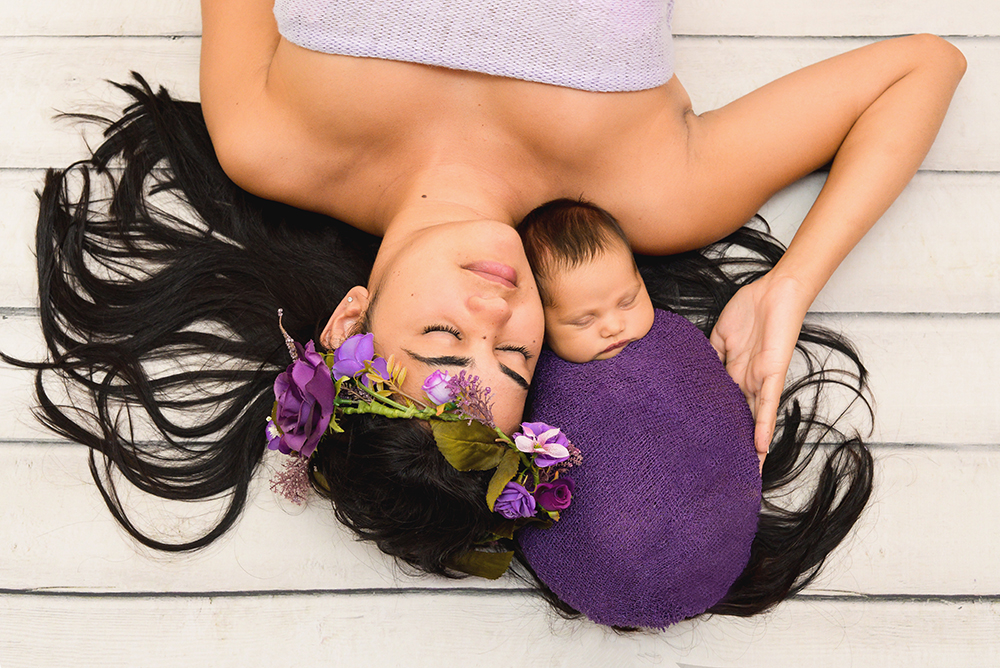 ensaio fotográfico newborn domiciliar menina bebe recém nascida book fotográfico fotografia rio de janeiro niteroi são Gonçalo pose casulino com a mãe