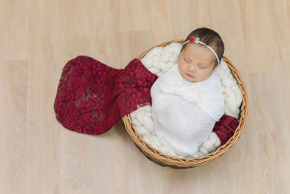 ensaio fotográfico newborn domiciliar menina bebe recém nascida book fotográfico fotografia rio de janeiro niteroi são Gonçalo pose casulinho