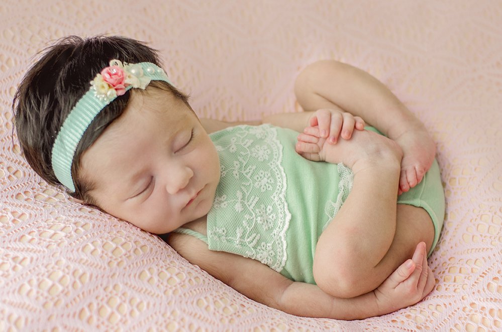 ensaio fotográfico newborn menina bebe recém nascida book fotográfico fotografia estúdio rio de janeiro niteroi são Gonçalo pose ninho