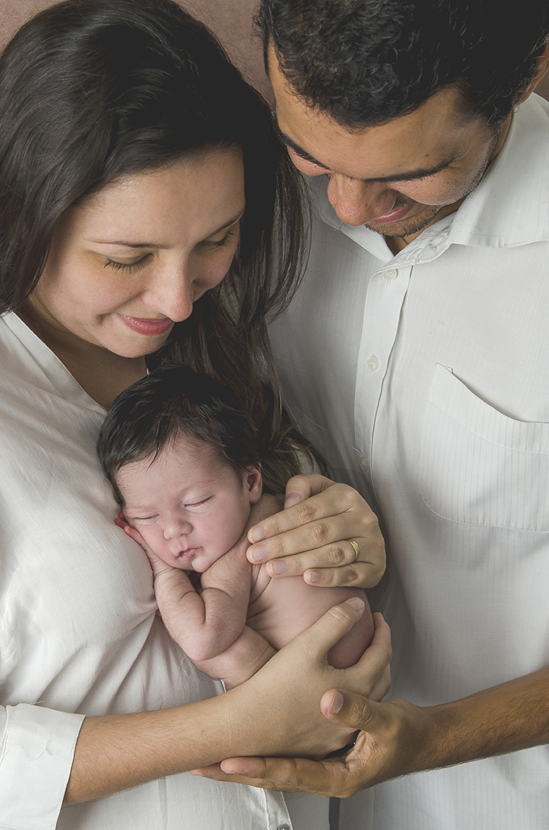 ensaio fotográfico newborn menina bebe recém nascida book fotográfico fotografia estúdio rio de janeiro niteroi são Gonçalo pose ninho com os pais