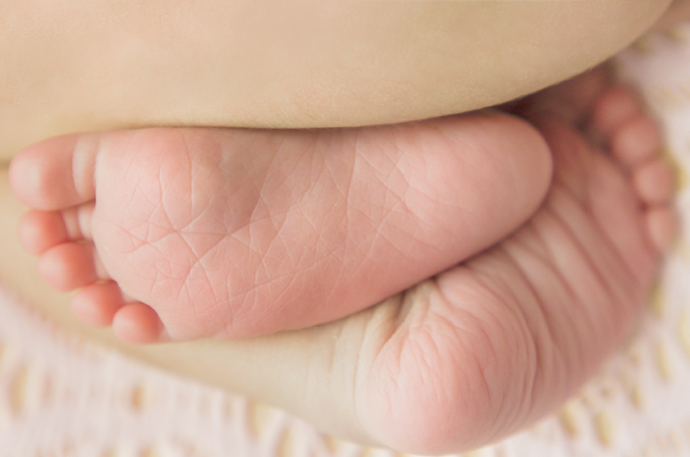 ensaio fotográfico newborn menina bebe recém nascida book fotográfico fotografia estúdio rio de janeiro niteroi são Gonçalo detalhe