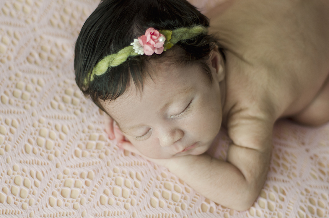 ensaio fotográfico newborn menina bebe recém nascida book fotográfico fotografia estúdio rio de janeiro niteroi são Gonçalo pose detalhe arco
