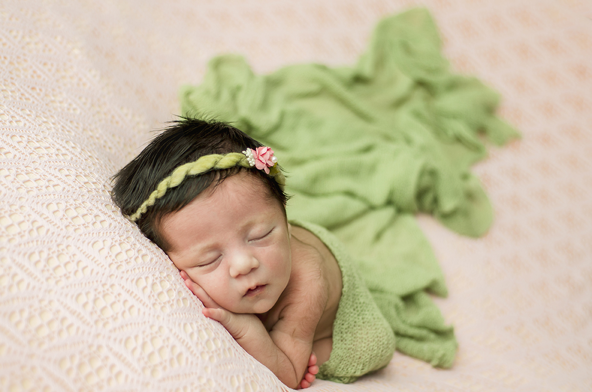 ensaio fotográfico newborn menina bebe recém nascida book fotográfico fotografia estúdio rio de janeiro niteroi são Gonçalo pose taco coberta