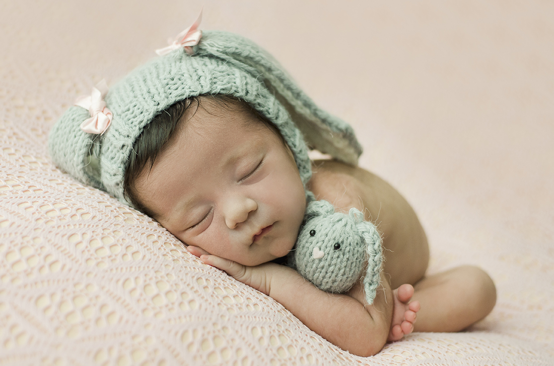 ensaio fotográfico newborn menina bebe recém nascida book fotográfico fotografia estúdio rio de janeiro niteroi são Gonçalo pose taco com touquinha de coelho