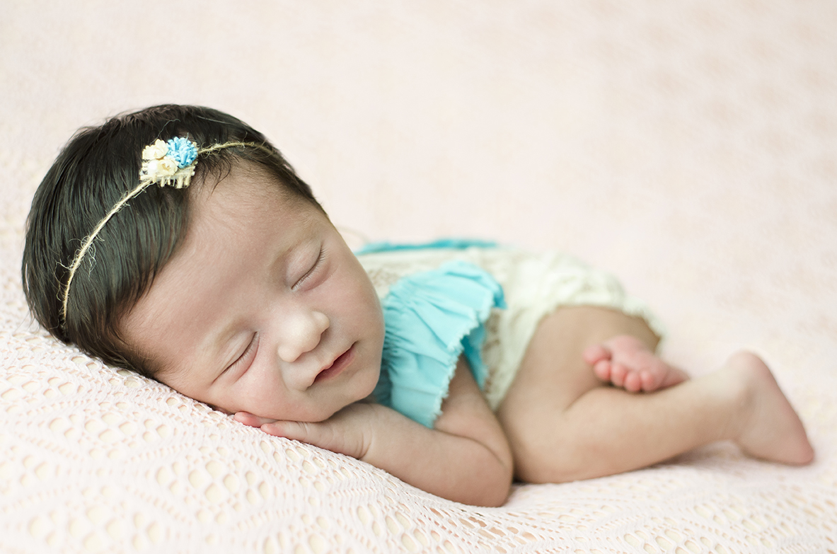 ensaio fotográfico newborn menina bebe recém nascida book fotográfico fotografia estúdio rio de janeiro niteroi são Gonçalo pose sonequinho