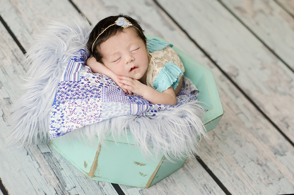 ensaio fotográfico newborn menina bebe recém nascida book fotográfico fotografia estúdio rio de janeiro niteroi são Gonçalo pose cestinho com bracinho